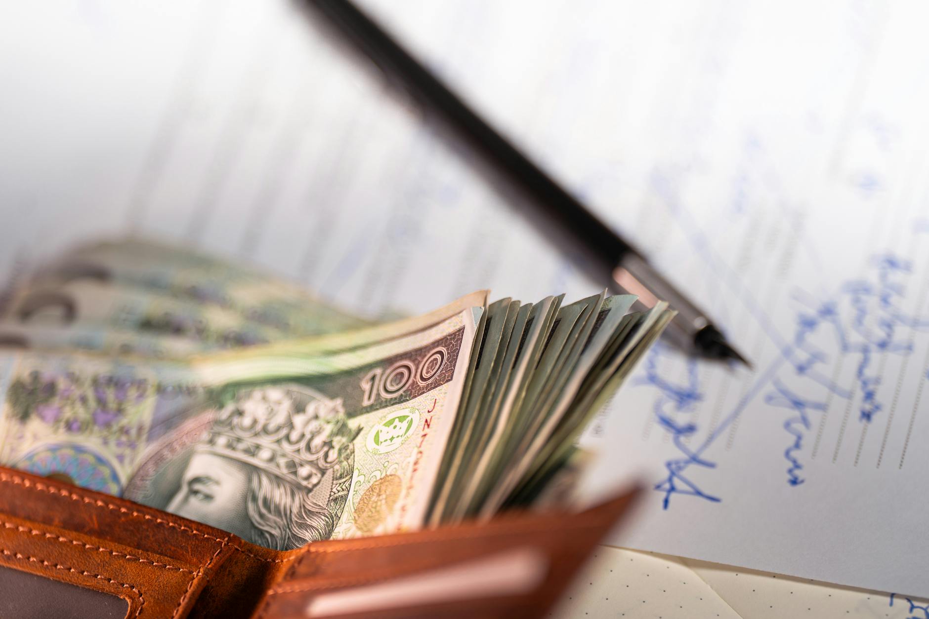 Ilustracja przedstawiająca nowoczesną windę i łazienkę dostosowaną do potrzeb osób z niepełnosprawnościami, symbolizująca dofinansowanie PFRON w Radomsku.
